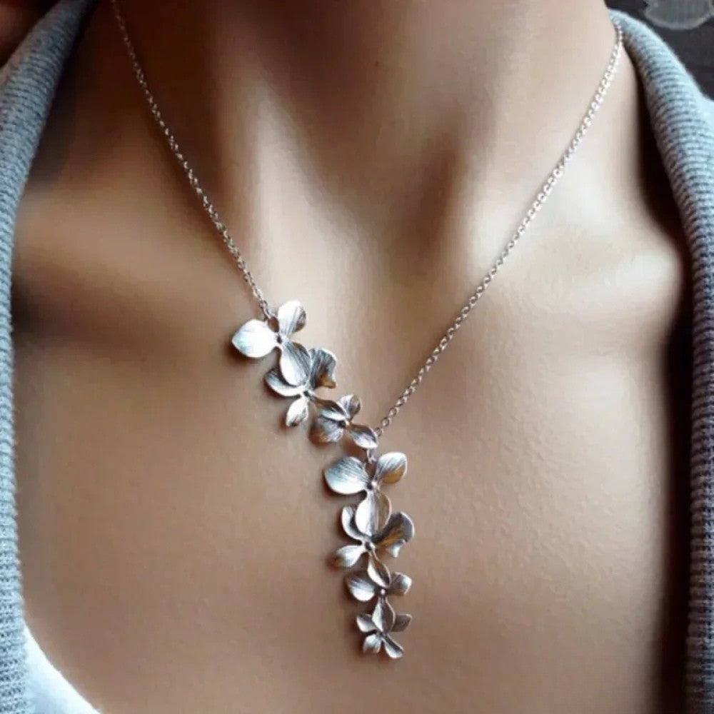 Victoria Antique Silver Floral Necklace |