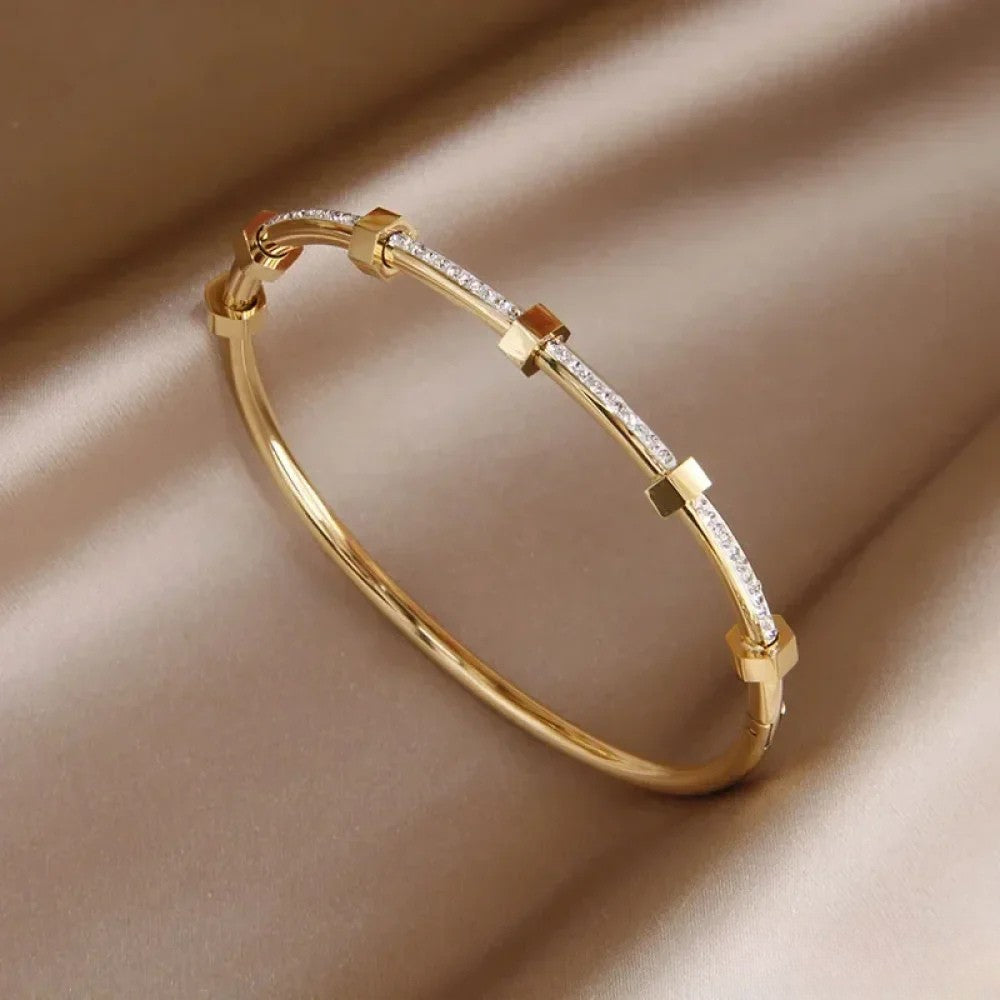 Victoria | Elegant Golden Bracelet in Light Design