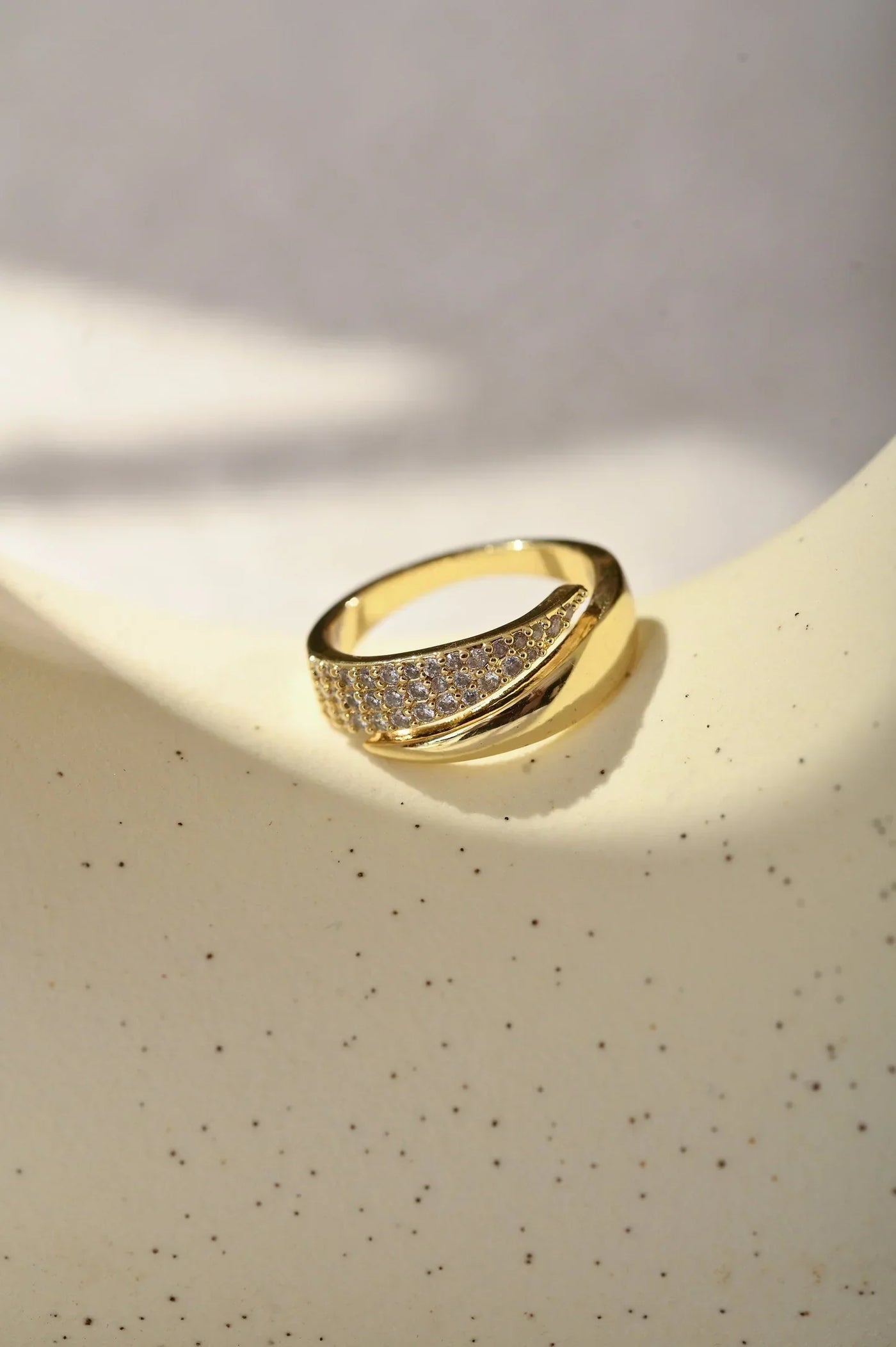 Victoria | Elegant Gold Ring with Sparkling Stones