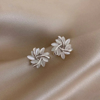Victoria Elegant Gold Earrings with Exquisite Opal Flower Motifs |